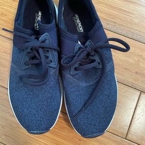 New Balance memory foam tennis shoes